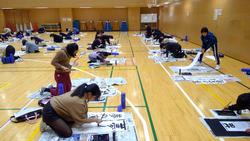 屋内, テーブル, 若い, スポーツゲーム が含まれている画像

AI 生成コンテンツは誤りを含む可能性があります。